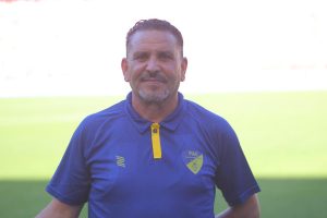 عايش كمال