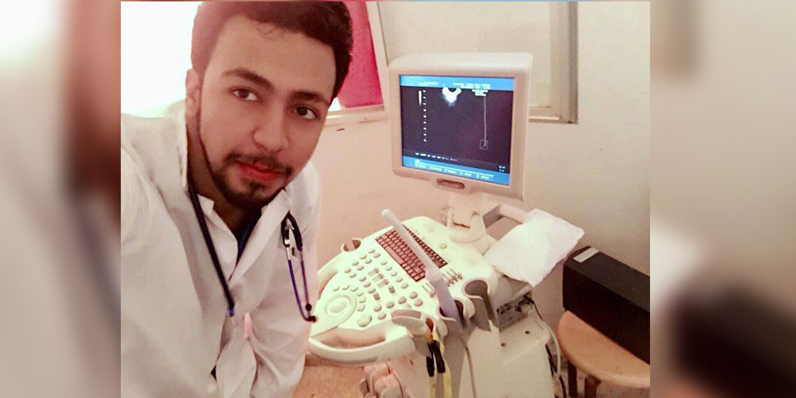الدكتور يونس عبد الحق طبيب متربص بمستشفيات العاصمة