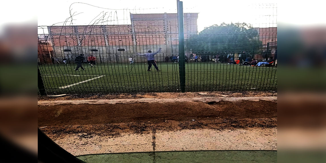 ممارسة كرة القدم في قرية زغلول في فترة الحجر الصحي