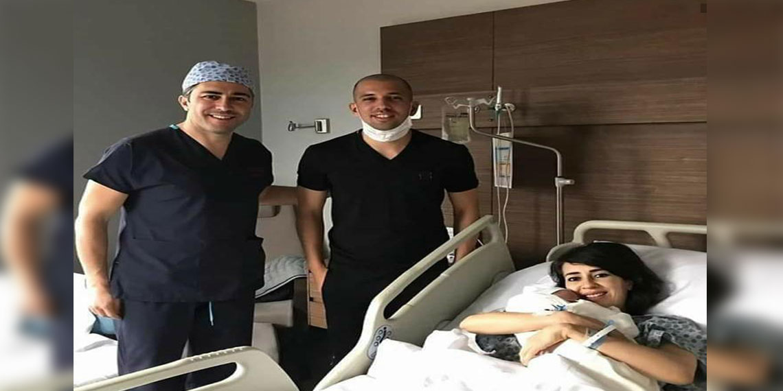 سفيان فغولي رفقة زوجته و مولوده الجديد في أحد المستشفيات الخاصة بتركيا