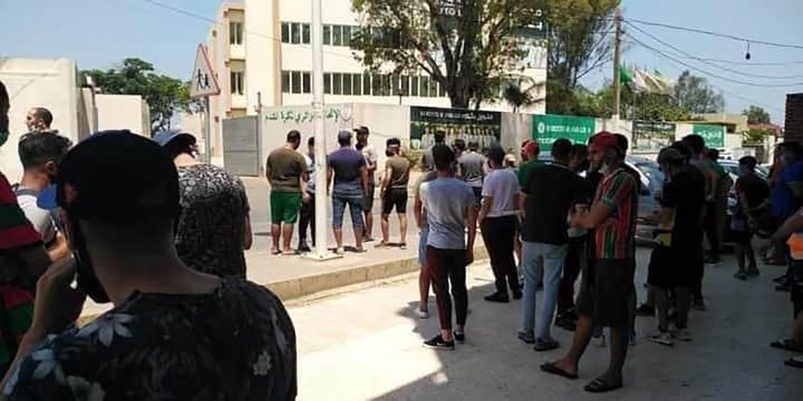 أنصار مولودية الجزائر يحتجون أمام مقر الفاف