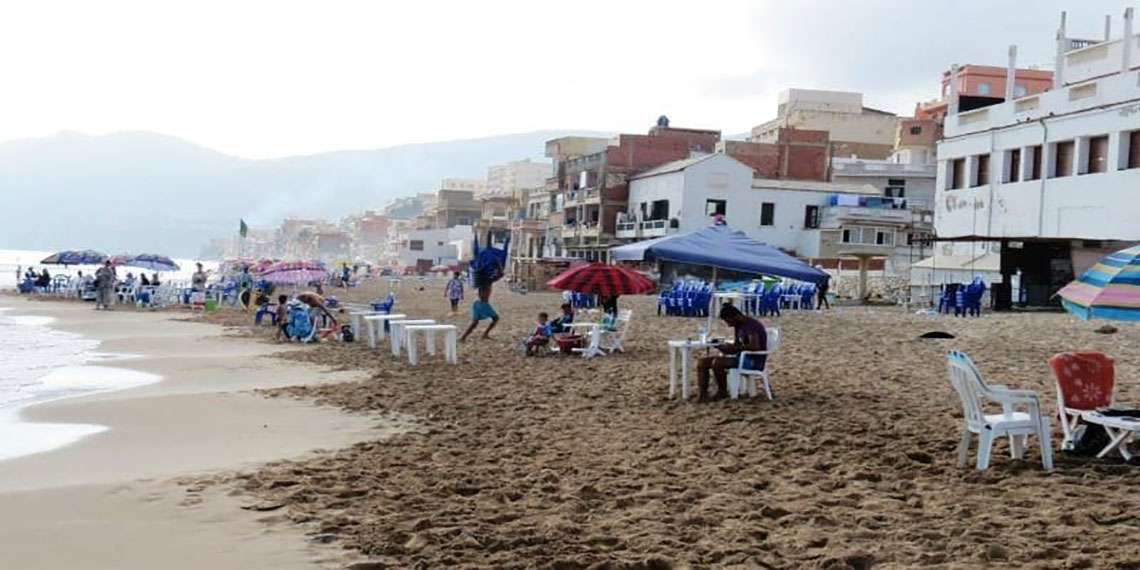 حملة لإزالة الطاولات والكراسي على الشواطئ