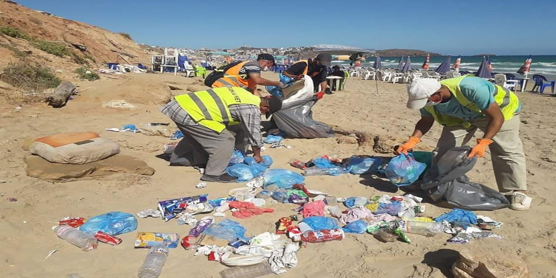 تواصل حملات تنظيف الشواطئ