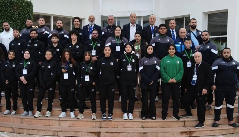 المنتخب الوطني الجزائري للحمل بالقوة والضغط على الصدر