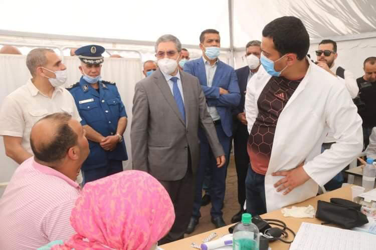والي وهران يشرف على انطلاق حملة تلقيح واسعة ضد فيروس كورونا