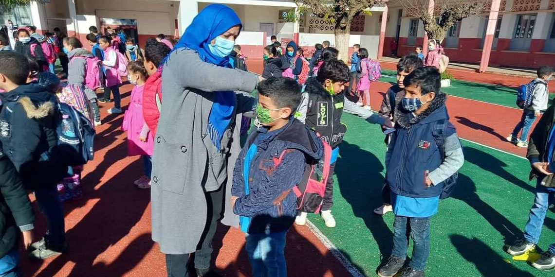 توزيع مواد التعقيم على المدارس والمساجد